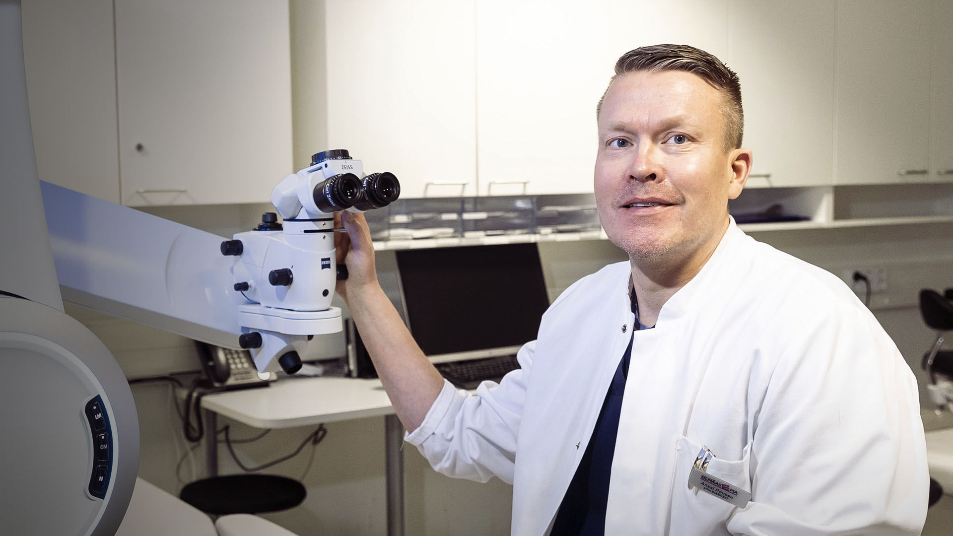 Silm&auml;kirugi Anssi Poussu leikkaussalissa